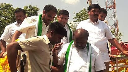 കുമാരസ്വാമി ഗവര്ണറെ കാണുന്നു