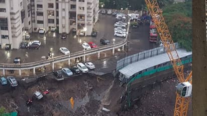 മുംബൈ മഴ: പുത്തന് കാറുകള് മണ്ണിലേക്ക് ഇടിഞ്ഞ് താണു - ചിത്രങ്ങള്