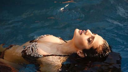 ఈ ముదురు హీరోయిన్ తగ్గట్లేదుగా బికినీతో రెచ్చగొడుతోంది.