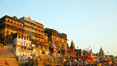 Daughters carry bier of father on their shoulders