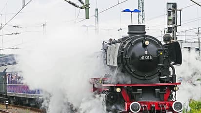 स्क्रैप दिखाकर रेलवे की संपत्ति बेचता था Railway Engineer, Steam Engine को अवैध ढंग से काटते समय पकड़ाया