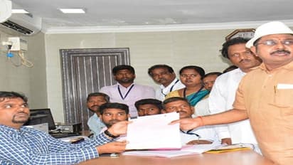 தினகரனின் வேட்புமனு ஏற்பு... - தொப்பியை தக்கவைத்தார் டிடிவி