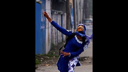 അന്ന് പൊലീസിനെ കല്ലെറിഞ്ഞ കൈകളില് ഇന്ന് കശ്മീര് ഭദ്രം