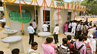 ಬಡವರಿಗೆ ಸಿಗುತ್ತಿಲ್ಲ ಇಂದಿರಾ ಕ್ಯಾಂಟೀನ್ ಆಹಾರ