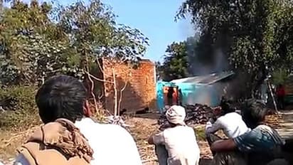 മൃതദേഹം പൊതുശ്മശാനത്തില് പ്രവേശിപ്പിച്ചില്ല; വീടിനോട് ചേര്ന്ന് സംസ്കാരം നടത്തി ദളിത് കുടുംബം