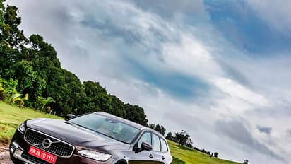 എസ്റ്റേറ്റ് തരംഗവുമായി വോള്വോ വി 90 ക്രോസ് കൺട്രി