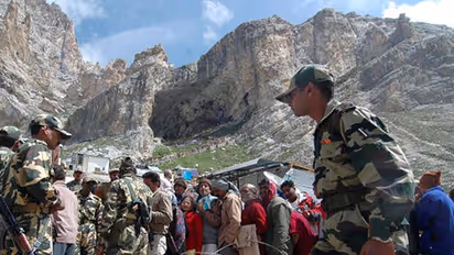 कड़ी सुरक्षा के बीच जारी है अमरनाथ यात्रा, यात्रियों को दिए जा रहे हैं बार कोड, यात्रा मार्ग पर निजी वाहनों पर लगी रोक
