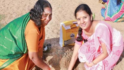 வறண்டு போன காவிரி; ஊற்றுத் தோண்டி தேங்கிய நீரை தலையில் தெளித்து ஆடிப்பெருக்கு விழா கொண்டாட்டம்…