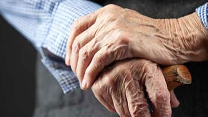 107 வயது.. 70 வாரிசுகள்.. இன்றும் அசராமல் உழைத்து ஆச்சரியபடுத்தும் முதியவர்!!