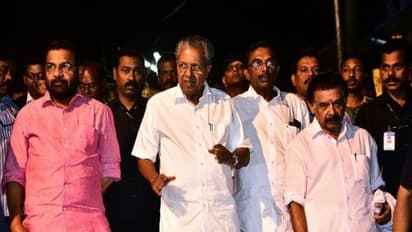 கார்த்திகை - தை சீசனுக்காக 8 கி.மீ. நடந்து சென்று சபரிமலையை பார்வையிட்ட கேரள முதல்வர்!