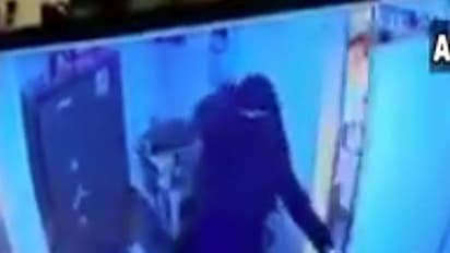 ജ്വല്ലറി കൊള്ളയടിക്കാൻ എത്തിയ ദമ്പതികളുമായി ഉടമയുടെ കൈയ്യാങ്കളി; വീഡിയോ കാണാം