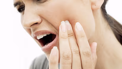 Toothache Problem: పంటి నొప్పితో బాధపడుతున్నారా? ఈ చిట్కాలను పాటిస్తే వెంటనే నొప్పి తగ్గుతుంది..!