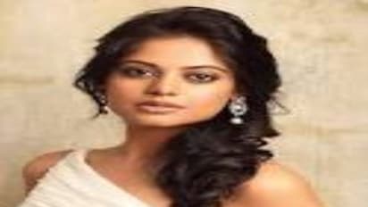 சாம்பார் வைக்க பிந்து மாதவி என்ன செய்தார் தெரியுமா ? நீங்களே பாருங்க !!