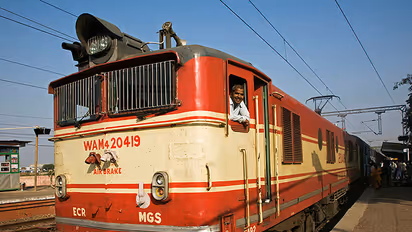 മൂന്നു ട്രെയിനുകള്‍ ഒരേ ട്രാക്കില്‍ വന്നു; ഒഴിവായത് വന്‍ദുരന്തം