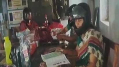 ஹெல்மெட்டுடன் பணியாற்றும் பள்ளி ஆசிரியர்கள் - அரசுக்கு எதிராக நூதன போராட்டம்!!