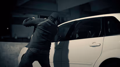 ഉടമയുടെ തന്ത്രം ഫലിച്ചു, മോഷ്‍ടിച്ച കാര്‍ ഉപേക്ഷിച്ച് കള്ളന്മാര്‍ ഇറങ്ങിയോടി!