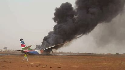 ರನ್’ವೇಯಲ್ಲೇ ವಿಮಾನ ಪತನ; ಪ್ರಯಾಣಿಕರು ಪವಾಡಸದೃಶ ಪಾರು