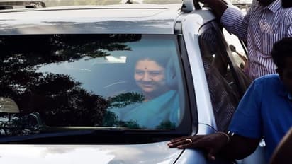 தமிழக மக்களுக்கு நான் அடிமை, ஆனால், அடக்குமுறைக்கு நான் என்றும் அடிபணியமாட்டேன்.. தெறிக்கவிட்ட சசிகலா.