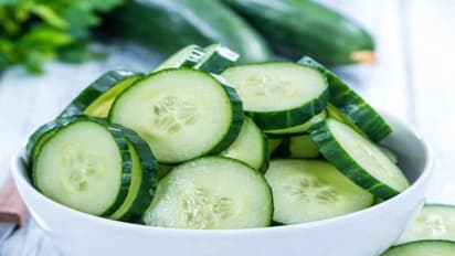 சருமம் பொலிவு பெற வெள்ளரிக்காயை இப்படி பயன்படுத்தினாலே போதும்! நல்ல பயன் தரும்...