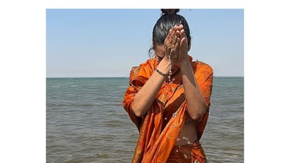 Esha Gupta attends Mahakumbh 2025, shares experience after holy dip at Triveni Sangam [PHOTOS]