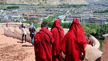 China expels over 1,000 Tibetan monks, nuns from Buddhist academy