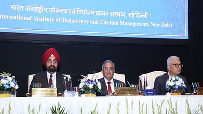Chief Election Commissioner (CEC) Gyanesh Kumar (In the middle(. (Pic/@ECISVEEP)