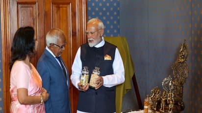 PM Modi gifts makhana to Mauritius President (Photo: ANI)