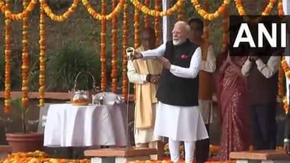 PM Modi offering Ganga water brought from Prayagraj Mahakumbh into Ganga Talao in Mauritius (Photo/ ANI/DD)