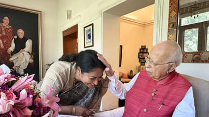 Delhi CM Rekha Gupta meets Lal Krishna Advani (Photo: Rekha Gupta/X)