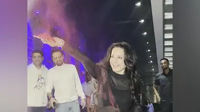 Ameesha Patel celebrates holi in Bandra with paparazzi: Check out colorful pics