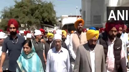 Aam Aadmi Party National Convenor Arvind Kejriwal and his wife Sunita Kejriwal visited the Golden Temple (Photo/ANI)