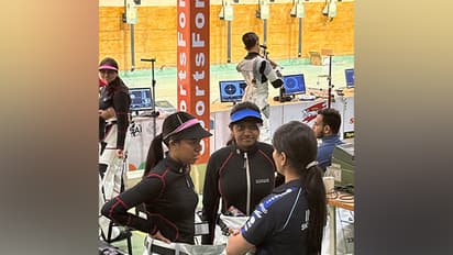 Ananya Naidu, Elavenil Valarivan in conversation with support staff (Photo: NRAI)