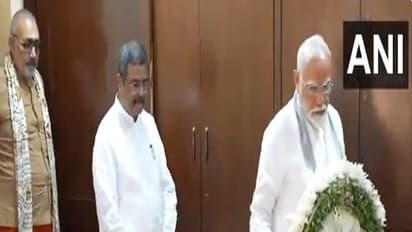 Prime Minister Narendra Modi paying last respects (Photo/DD)