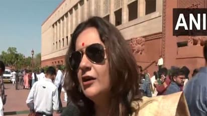  Shiv Sena (UBT) MP Priyanka Chaturvedi 