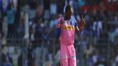 இதுக்குத்தான் ரூ.12.5 கோடியா? படு மோசமான சாதனை படைத்த பவுலர்!