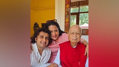 Singer Sonu Nigam, veteran politician LK Advani and his daughter Pratibha (Image source: Instagram)