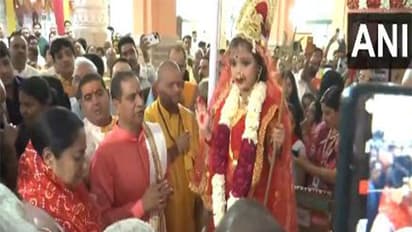Delhi CM Rekha Gupta offers prayers and performs Kanya Pujan at Chhatarpur Temple on the first day of Chaitra Navratri (Photo/ANI)