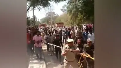 Hyderabad Police lathicharge students protesting against felling of forest at Central University