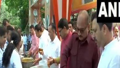 Delhi BJP President Virendra Sachdeva distributes food on occasion of Hanuman Jayanti (Photo/ANI)