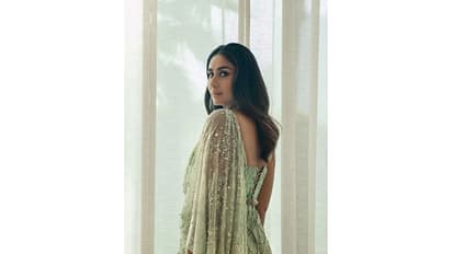 Kareena Kapoor Khan lights up Dubai event with iconic ‘Chammak Challo’ performance [WATCH]