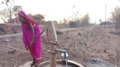 Woman in Dhangaon, Nandurbar pumping water for family use (Photo/ANI)