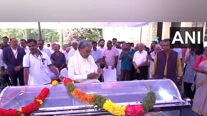 Karnataka Chief Minister Siddaramiah on Sunday paid last respects to Former ISRO Chief K Kasturirangan,(Photo/ANI) 