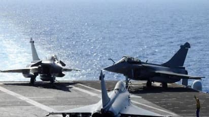 Rafale Marine fighter jet taxis on the flight deck of France's Charles de Gaulle nuclear-powered aircraft carrier operating in the Mediterranean Sea (Image/Reuters)