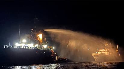 காசாவுக்கு சென்ற கப்பலில் தீ விபத்து; 16 பேரும் உயிர் தப்பியதாக தகவல்!