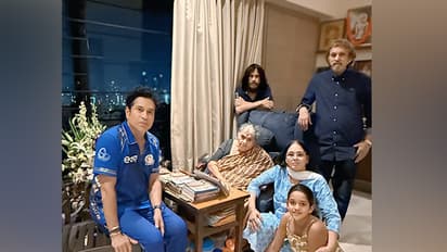 Sachin Tendulkar with his family (Photo: X/@sachin_rt)