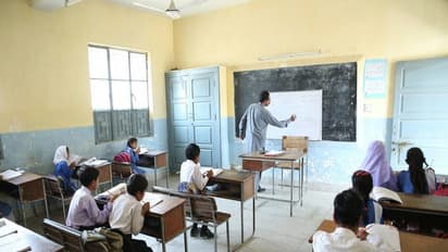 पाकिस्तान में किताबों की कमी: स्कूलों में छात्रों का भविष्य अधर में?