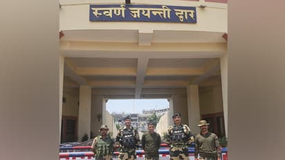 BSF Constable Purnam Shaw (Centre) at Attari (Photo/ANI)
