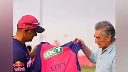 Former India cricketer Rahul Dravid and actor Eugene Levy (Image source: Rajasthan Royals' Instagram)