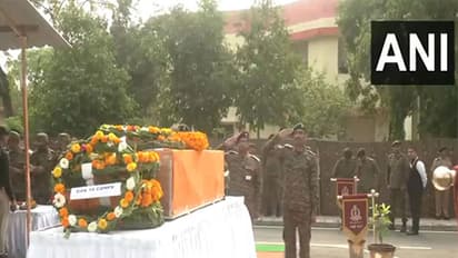Wreath laying ceremony held in honour of Sepoy Gaykar Sandip Pandurang killed in Kishtwar encounter (Photo/ANI)