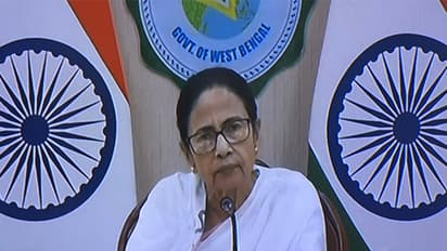 'അമേരിക്കയ്ക്ക് മുന്നിൽ മിണ്ടിയില്ല, ഇപ്പോൾ മോദി എല്ലായിടത്തും  സിന്ദൂ‌‍‍‍രം വിൽക്കുന്നു', വിമർശിച്ച് മമത 